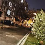 Tulips Apartment-free Parking アパート ティラナ