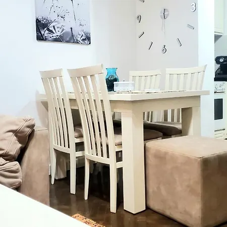 Tulips Apartment-free Parking * טיראנה