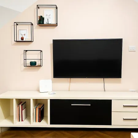 Tulips Apartment-free Parking טיראנה