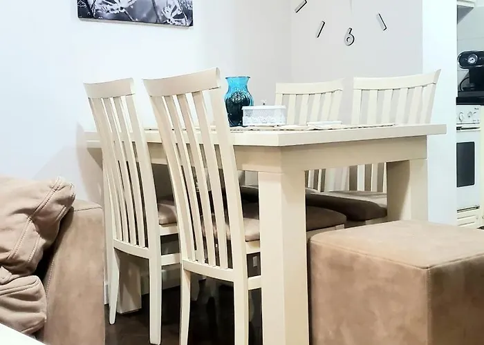 Tulips Apartment-free Parking * טיראנה