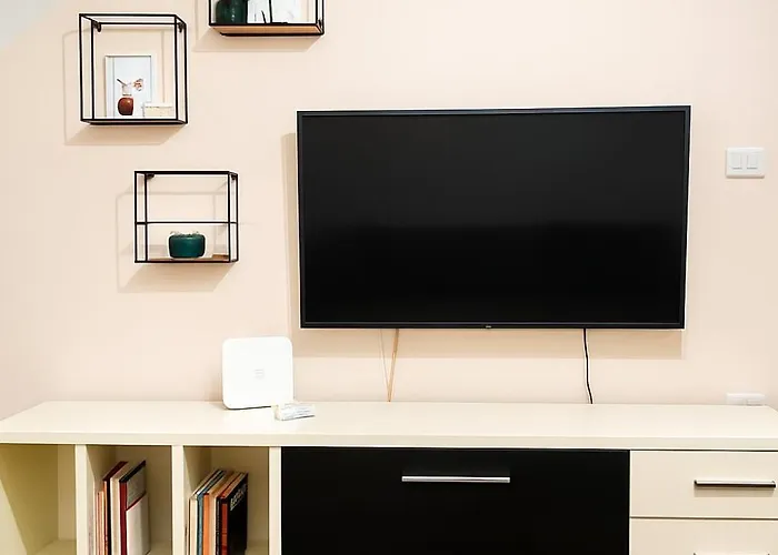 Tulips Apartment-free Parking טיראנה